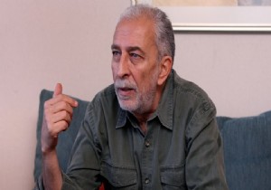 Herkes elini kolunu sallayarak geliyor 